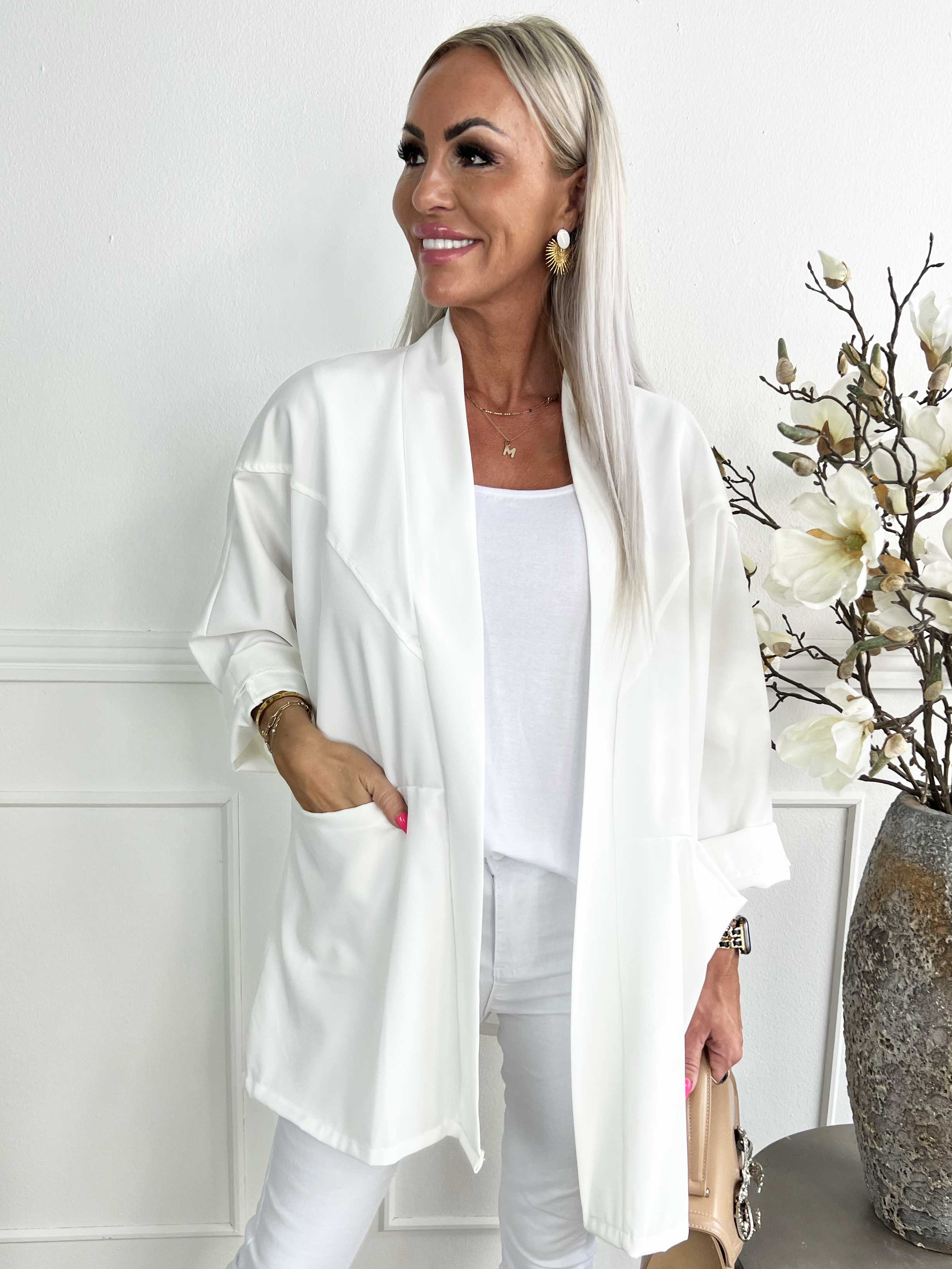 Annah Light Short - Oversized jakke med tydelige syninger og lommer